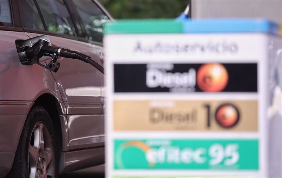 Un coche recibe carburante, en una gasolinera 