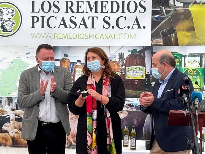 Carmen Crespo amadrinando la campaña olivarera de la Cooperativa Los Remedios-Picasat de la Sierra de Cádiz.