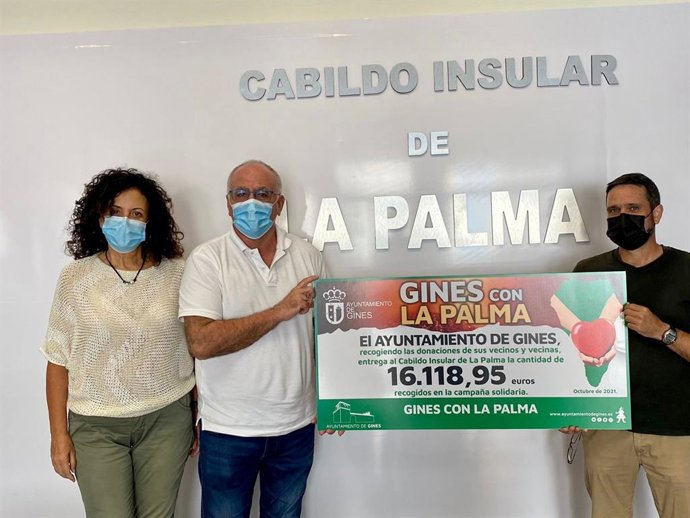 Gines hace entrega del cheque simbólico al Cabildo de La Palma para los damnificados por el volcán.