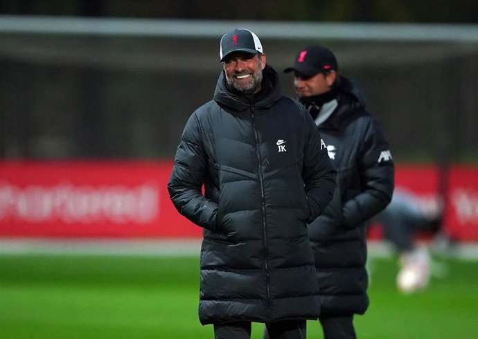 Juergen Klopp sonríe durante el entrenamiento del Liverpool previo a la visita del Atlético de Madrid