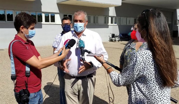 Archivo - El portavoz de Salud del Grupo Socialista en el Parlamento andaluz, Javier Carnero, atiende a los medios en Málaga, en una foto de archivo. 