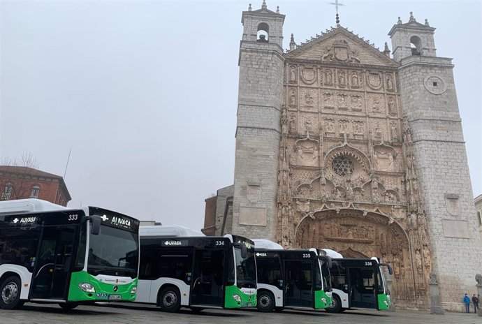 Archivo - Nuevos vehículos de Auvasa propulsados por GNC, ante la iglesia de San Pablo.