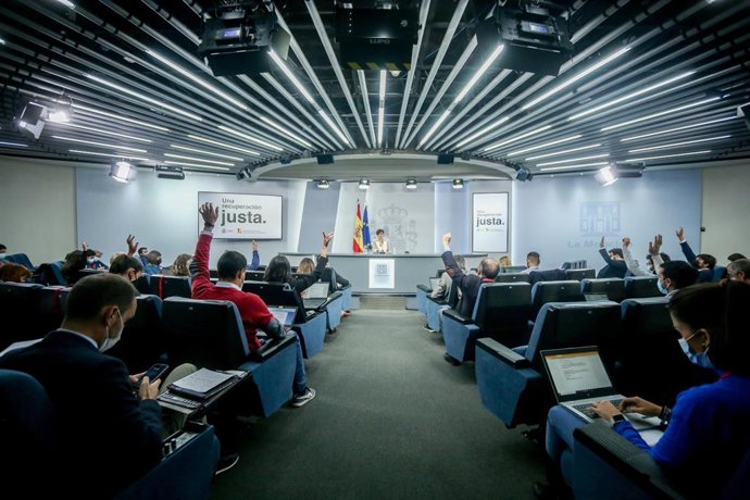Vista general de la comparecencia de la ministra Portavoz y de Política Territorial, Isabel Rodríguez, durante una rueda de prensa posterior al Consejo de Ministros celebrado en Moncloa, a 2 de noviembre de 2021, en Madrid (España). El Gobierno ha aprob