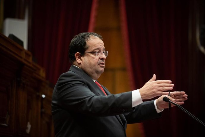 El conseller de Interior, Joan Ignasi Elena, interviene durante la interpelación del PSC-Units al Govern sobre la deuda de la Generalitat con el ámbito local, en el Pleno del Parlament, a 2 de noviembre de 2021, en Barcelona, Cataluña (España). La ley d