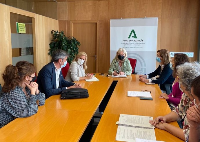 Eva Pajares y Mercedes Colombo reunidas con concejales del Ayuntamiento de La Línea.
