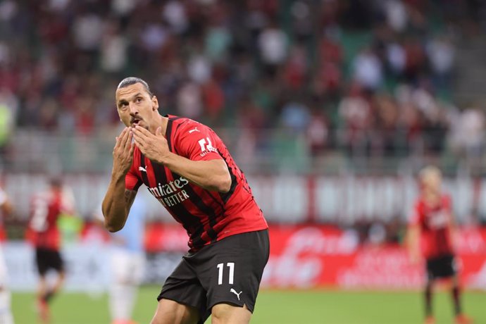 Archivo - Zlatan Ibrahimovic of AC Milan celebrates with his teammates during the Serie A 2021/22 football match between AC Milan and SS Lazio at Giuseppe Meazza Stadium, Milan, Italy on September 12, 2021 - Photo Fabrizio Carabelli / LiveMedia / DPPI