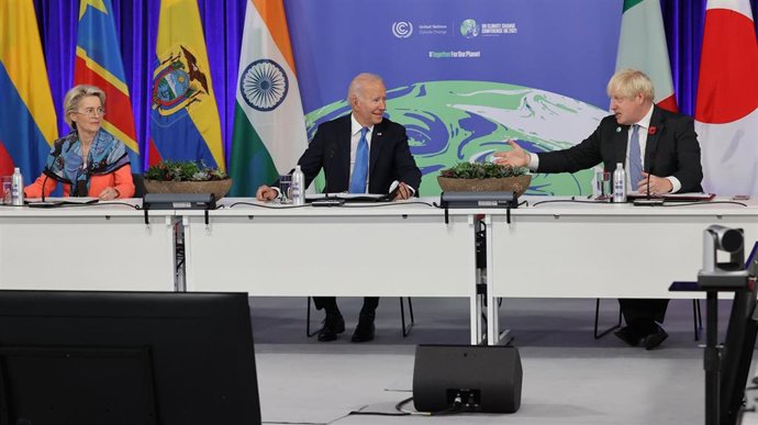 La presidenta de la Comisión Europa, Ursula von der Leyen, el presidente de Estados Unidos, Joe Biden, y el primer ministro de Reino Unido, Boris Johnson, en la COP26
