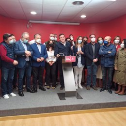 El alcalde de As Pontes y presidente de la Diputación de A Coruña, Valentín González Formoso, atiende a los medios arropado por alcaldes y colaboradores en la sede del PSdeG tras ganar las primarias