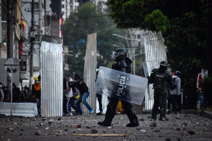 Archivo - 26 May 2021, Colombia, Pasto: Riot police try to disperse demonstrators during a protest against the government of President Ivan Duque Marquez. Photo: Camilo Erasso/LongVisual via ZUMA Wire/dpa