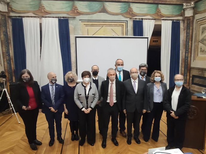 L catedrático Ricardo Rivero (centro) junto al equipo con el que aspira a la reelección como rector de la USAL