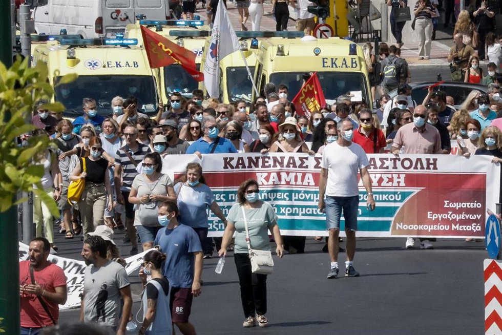 Archivo - Manifestación contra la vacunación obligatoria en Atenas, la capital de Grecia. 