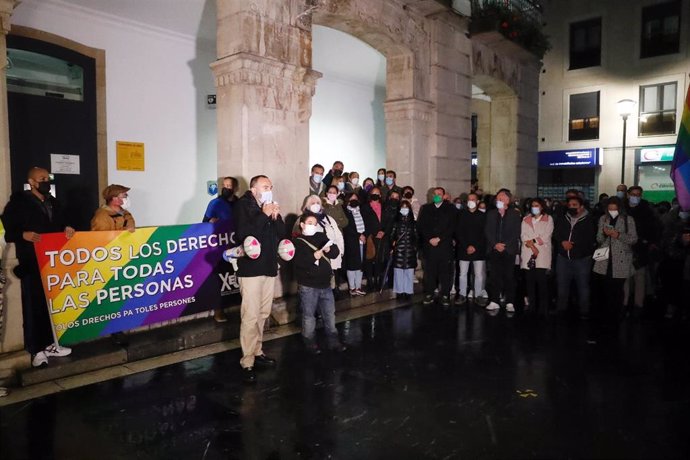 El presidente del Principado de Asturias, Adrián Barbón, participa en la concentración de repulsa por una agresión homófoba en Pola de Siero