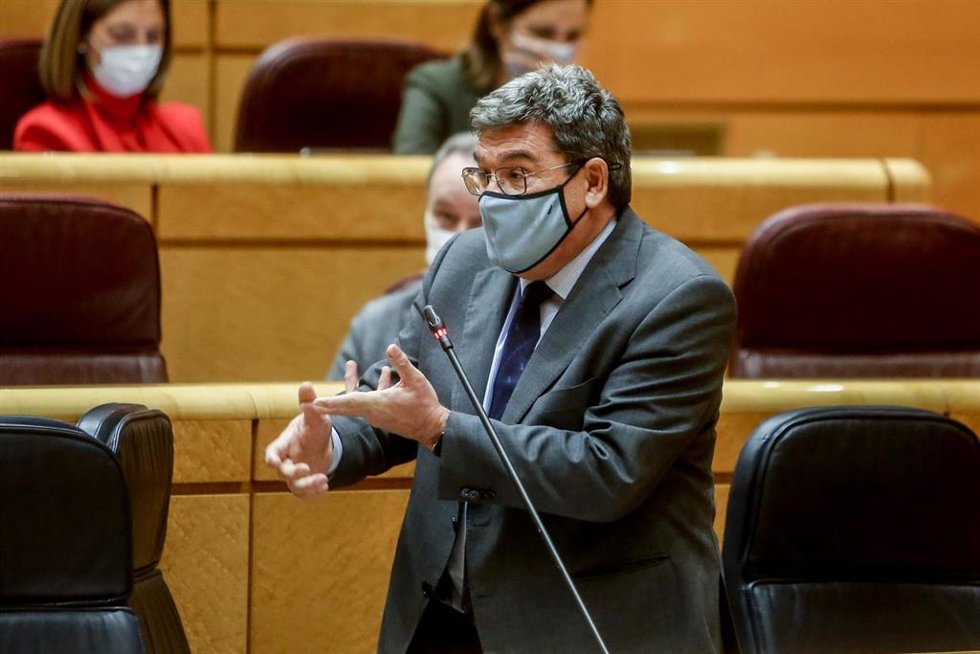 El ministro de Inclusión, Seguridad Social y Migraciones, José Luis Escrivá, interviene durante una sesión de control al Gobierno en el Senado.