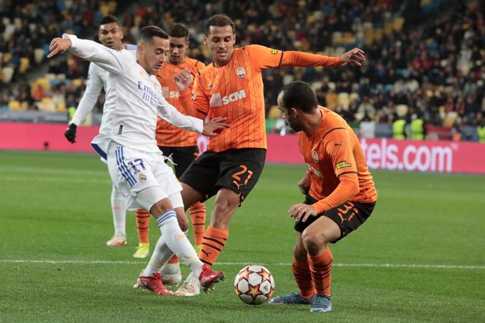 19 October 2021, Ukraine, Kyiv: Real Madrid's Lucas Vazquez (L)battles for the ball with Donetsk's Ismaily (R) and Alan Patrick during the UEFA Champions League Group D soccer match between FC Shakhtar Donetsk and Real Madrid CF at National Sports Comp