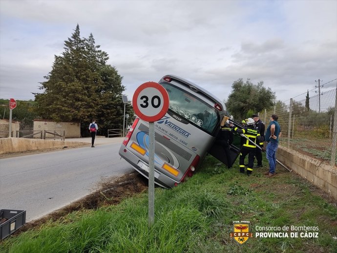 Autobús escolar volcado en Arcos de la Frontera (Cádiz)