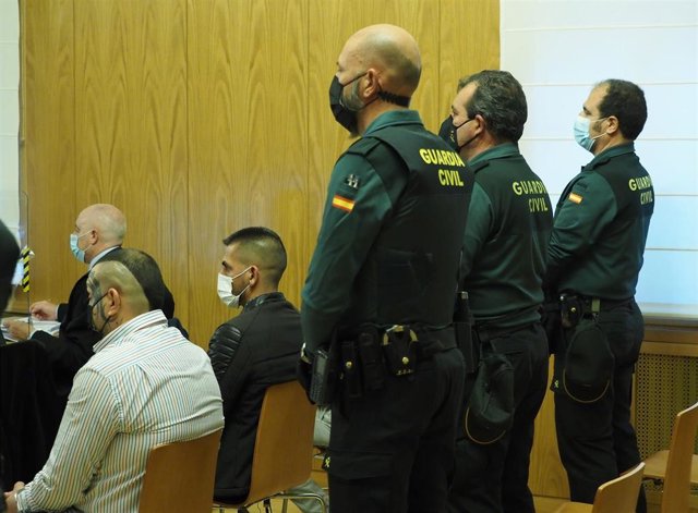 Uno de los acusados sentado, en primer plano, durante la primera sesión del juicio por el crimen de la Circular.