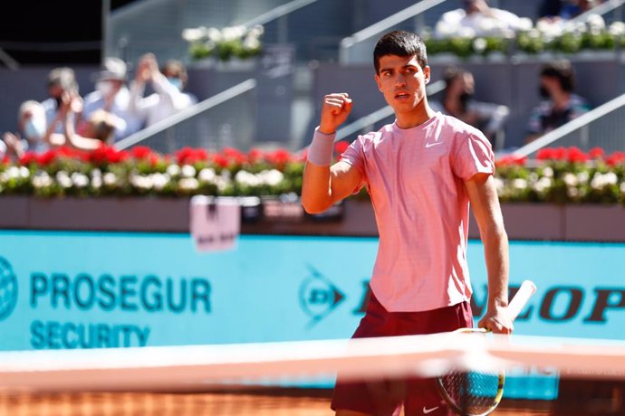 Archivo - Carlos Alcaraz of Spain in action during his Men's Singles match, round of 32, against Rafael Nadal of Spain on the ATP Masters 1000 - Mutua Madrid Open 2021 at La Caja Magica on May 5, 2021 in Madrid, Spain.