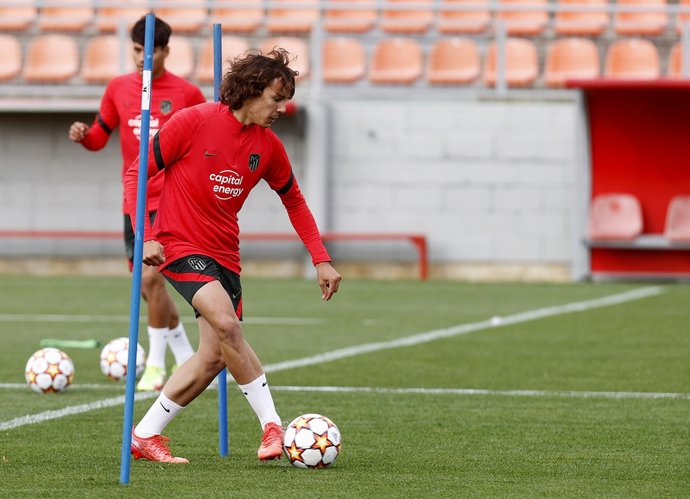 El centrocampista canterano Javi Serrano durante el entrenamiento del Atlético previo a la visita al Liverpool en la Liga de Campeones