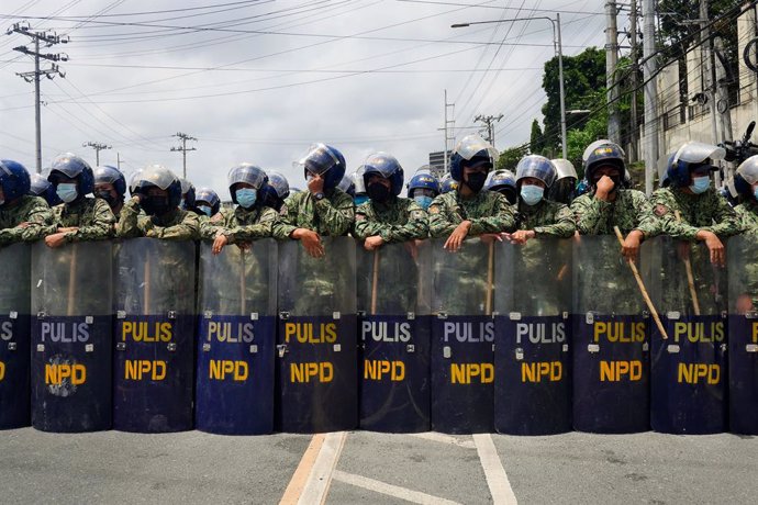 Archivo - 26 July 2021, Philippines, Quezon City: Members of the security forces stand guard during a protest against the last State of the Nation Addressby President Rodrigo Duterte, during which he reiterated a vow to kill anyone who destroys the coun