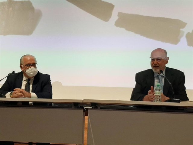 El escritor Juan Eslava Galán y el delegado territorial de Cultura de la Junta en Jaén, Jesús Estrella, en el ciclo 'Conversaciones en el Museo'