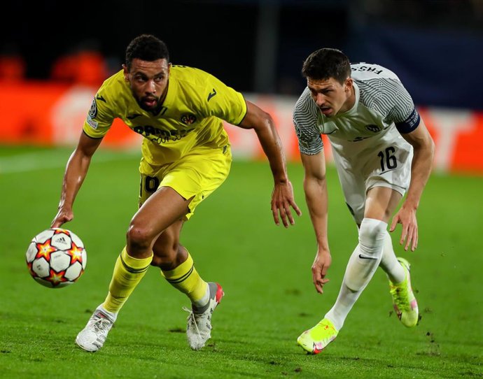 Francis Coquelin persigue un balón en el Villarreal -Young Boys de la Champions League