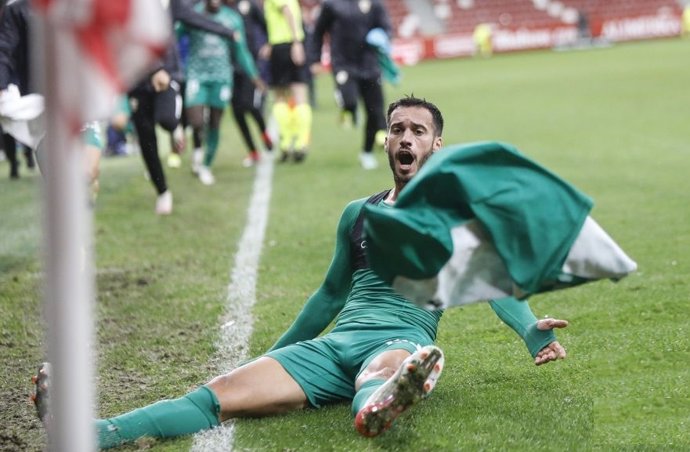 Lazo celebra el tanto del triunfo del Almería en el Molinón