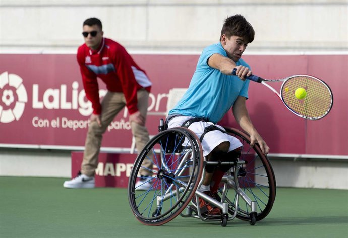 Archivo - Martín de la Puente ejecuta un golpe durante un torneo