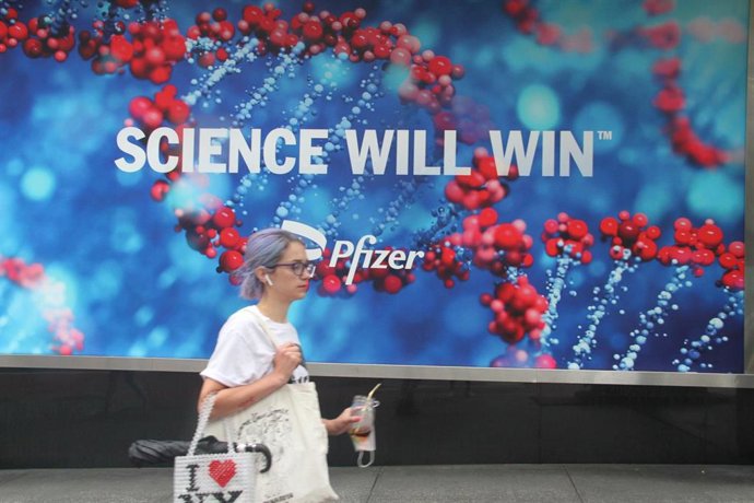 Archivo - Imagen de archivo de una mujer por las calles de Nueva York