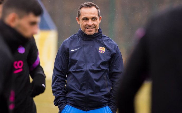 El entrenador interino del FC Barcelona Sergi Barjuan en un entrenamiento de Liga de Campeones