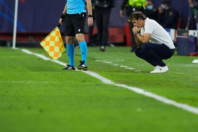 Julen Lopetegui, pensativo durante el partido entre el Sevilla y el Lille en la Liga de Campeones