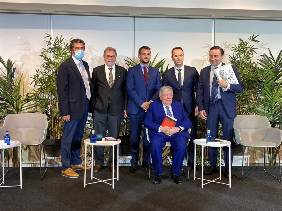 Presentación del libro 'El jefe de los espías' con sus autores y periodistas invitados.