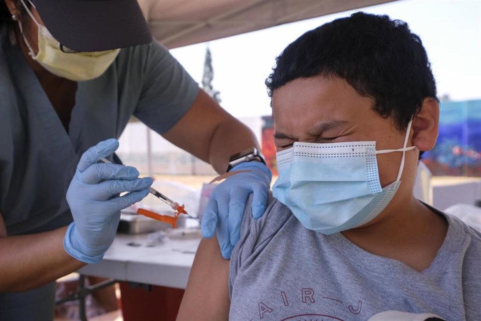 Archivo - Un niño recibe una vacuna contra la COVID-19 en Los Ángeles