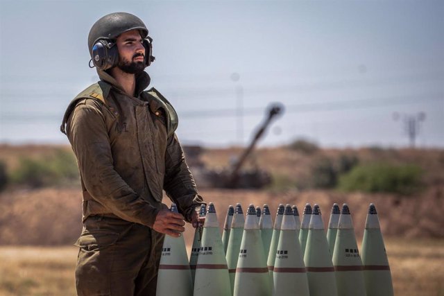 Archivo - Soldado israelí con misiles