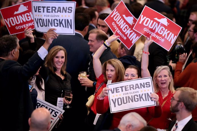 Ciudadanos afines al candidato repúblicano a las elecciones para gobernador de Virginia, Glenn Youngkin