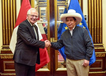 Borrell subraya el "buen intercambio de impresiones" con Castillo y garantiza el apoyo de la UE a Perú