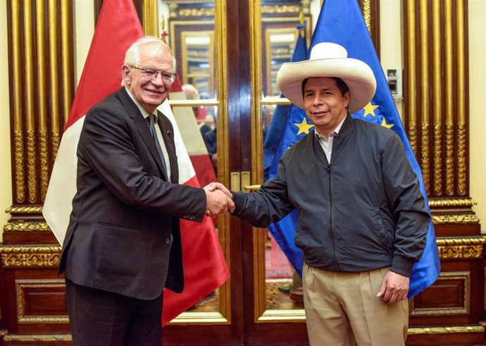 El Alto Representante de la UE para Política Exterior, Josep Borrell, y el presidente de Perú, Pedro Castillo