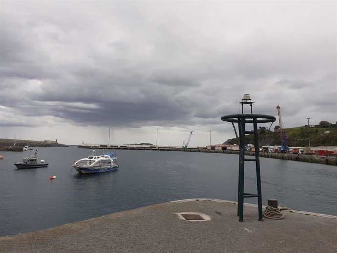 Archivo - Nubes sobre la costa de Bizkaia.