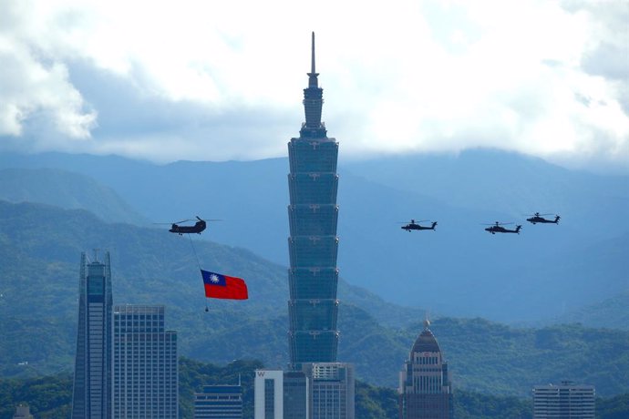 07 October 2021, Taiwan, Taipeh: Military helicopters carrying Taiwan flags conduct a flyby rehearsal ahead of National Day celebrations near Taipei. Photo: Daniel Ceng Shou-Yi/ZUMA Press Wire/dpa
