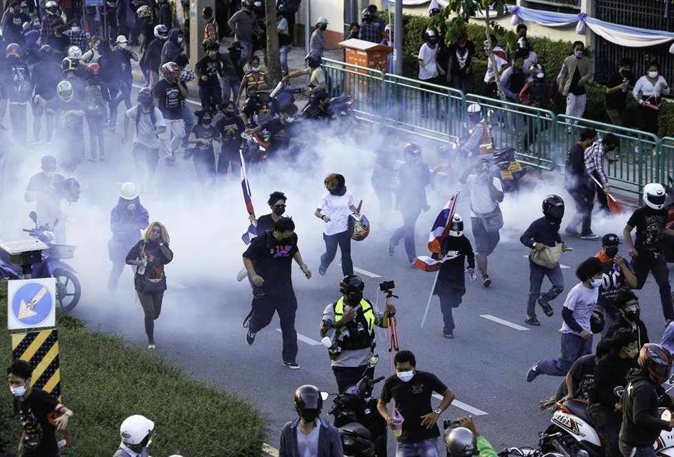 Archivo - Manifestantes dispersados con gases lacrimógenos durante los enfrentamientos con la policía tras una manifestación antigubernamental.
