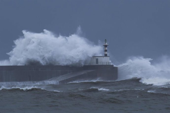 Archivo - Olas rompen contra el faro de la localidad de San Esteban de Pravia, perteneciente al concejo de Muros de Nalón, en Asturias (España)
