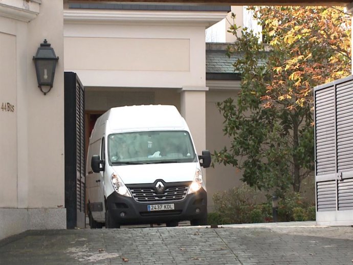 Camiones de muanza entraron y salieron de la casa de Teresa Campos durante toda la jornada