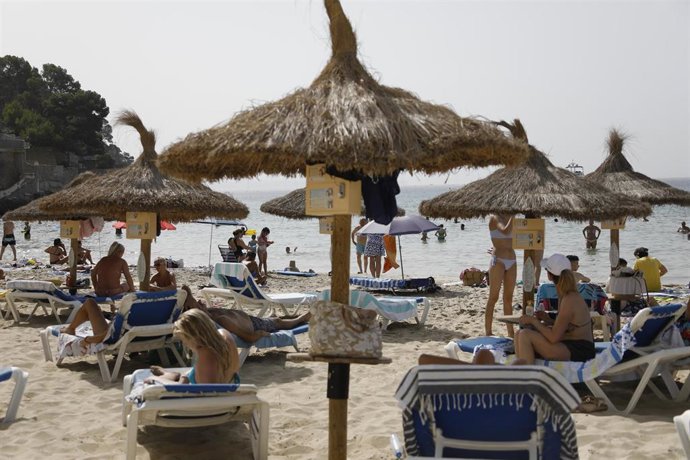 Archivo - Turistas en Cala Major.