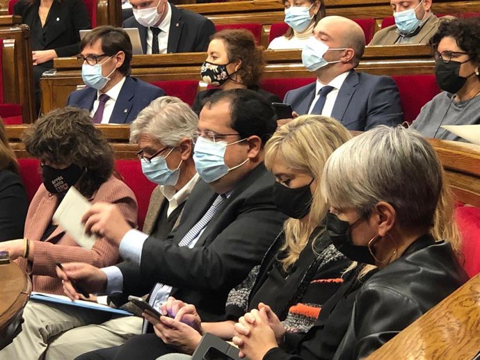 La consellera de Derechos Sociales, Violant Cervera (2a por la derecha) en el pleno del Parlament el 3 de noviembre de 2021.