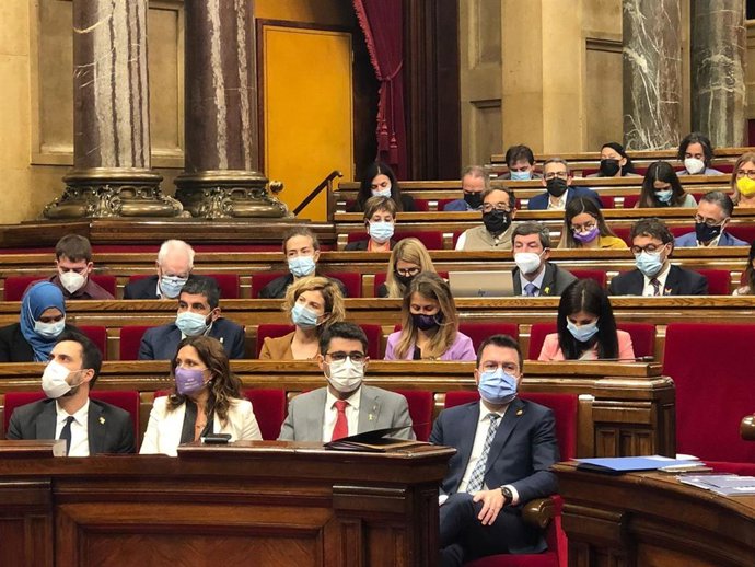 El preidente de la Generalitat, Pere Aragons, y el vicepresidente de la Generalitat, Jordi Puigneró, en la sesión de control del Parlament