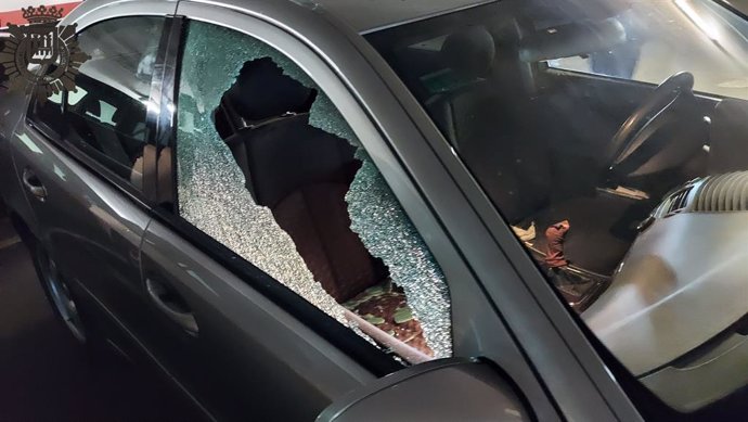 Detenidas dos personas tras ser sorprendidas robando en el interior de varios coches en un garaje de la calle Chile