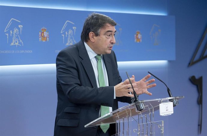 El portavoz parlamentario del PNV, Aitor Esteban, durante una rueda de prensa en el Congreso de los Diputados