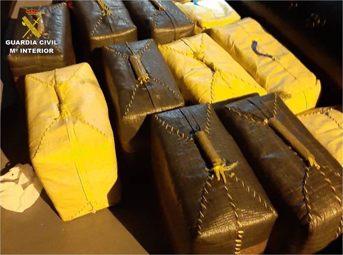 La Guardia Civil de Alicante ha interceptado en alta mar una embarcación que portaba 1.300 kilogramos de hachís.