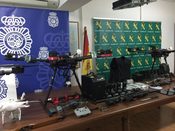 Archivo - Imagen de archivo, del pasado mes de febrero, con material decomisado en Ceuta en un operativo policial contra el tráfico de drogas en drones