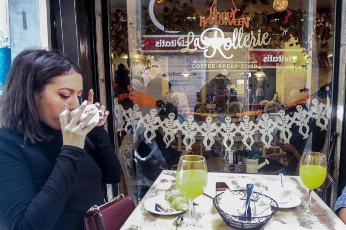 El interior de una cafetería