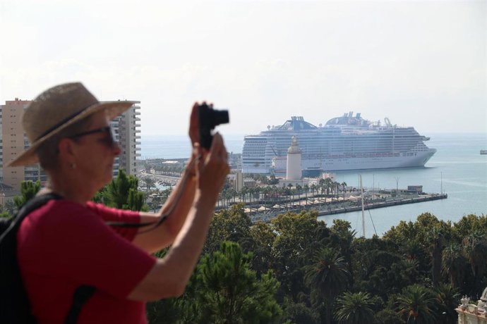 Varios turistas pasean por la calles de Málaga, foto de archivo